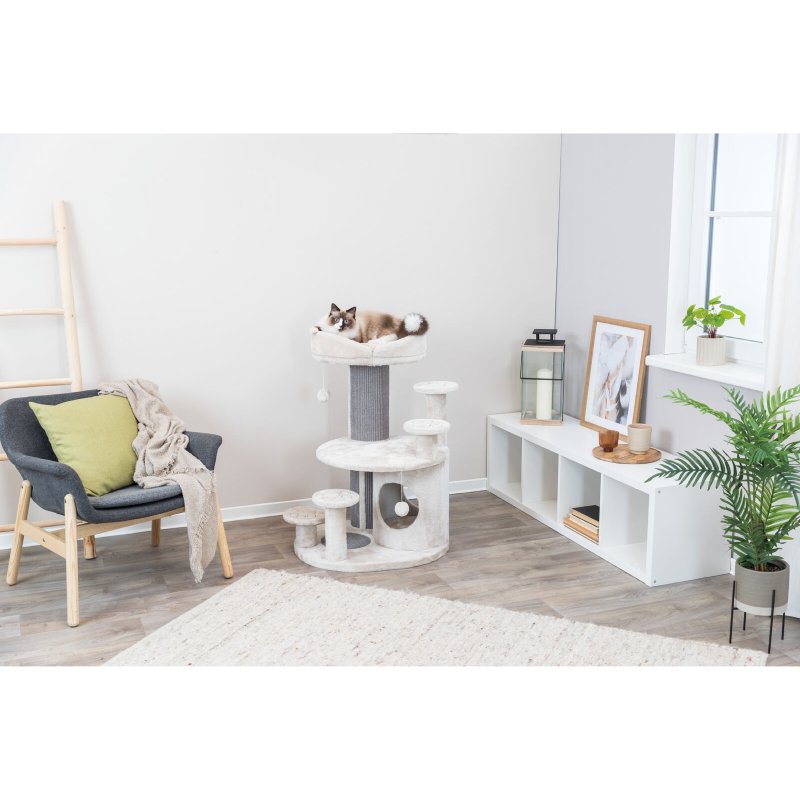 TRIXIE Kratzbaum Emil in einem Zimmer